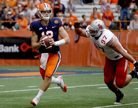 Nassib makes big plays to lead Syracuse to 28-17 victory over Stony Brook