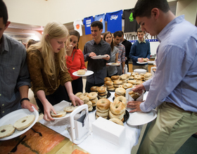 Gallery: With the end of Yom Kippur, students gather at Hillel to break fast