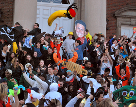 Viral video "Harlem Shake" reaches Syracuse University, students film on Hendricks steps