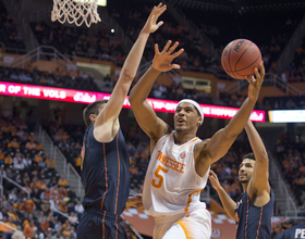 Tennessee star Stokes transfers chess skills to hardwood 