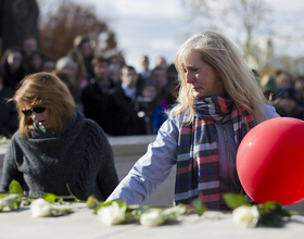 Remembrance Scholars, SU community honor victims of Pan Am Flight 103 at Rose Laying Ceremony