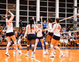 Syracuse rebounds with straight-set win at Virginia