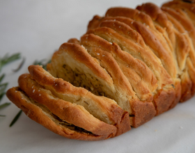 The rosemary garlic pull-apart bread recipe you knead for the holidays