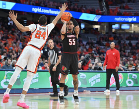 Syracuse reverts back to its patented zone defense in 94-92 win over Louisville