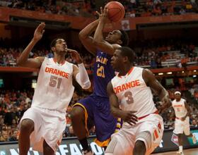 MBB : Great Danes guards break down Orange zone defense in loss