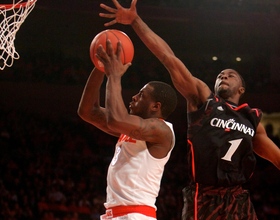 MBB : Cincinnati zone gives Syracuse fits; Waiters shines despite loss