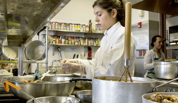 Falk students participate in pop-up food court dinner,  feature dishes by members of refugee and immigrant communities