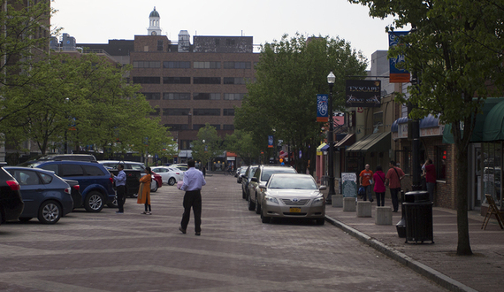 3 people stabbed on Marshall Street early Sunday morning