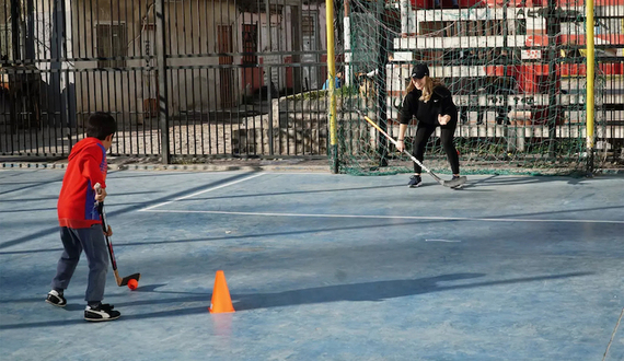 Sarah Thompson uses Sticks Together to teach hockey to underprivileged kids in Buenos Aires