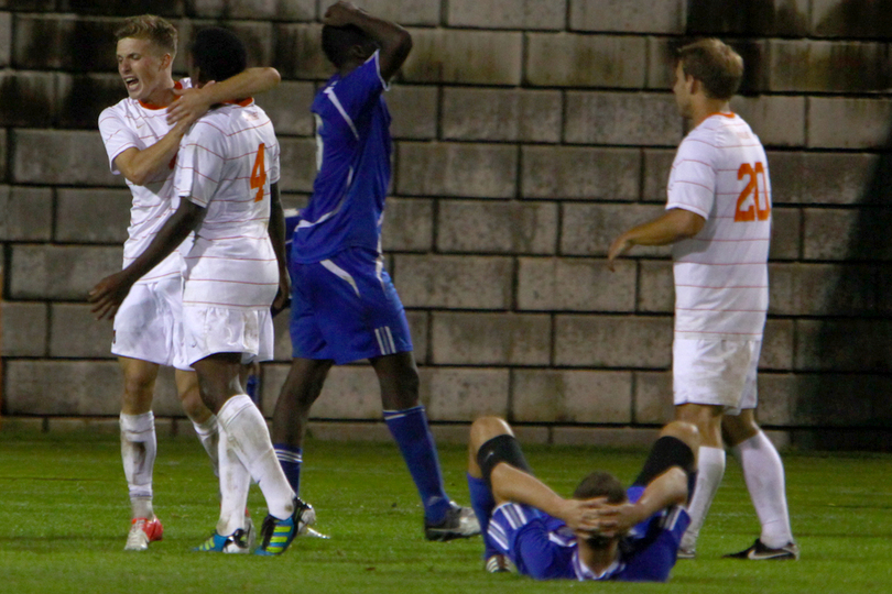 Syracuse defense holds off late Seton Hall attack in 1-0 victory to win Big East opener