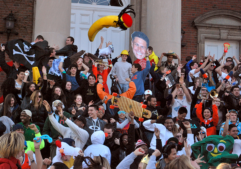 Viral video &#8220;Harlem Shake&#8221; reaches Syracuse University, students film on Hendricks steps