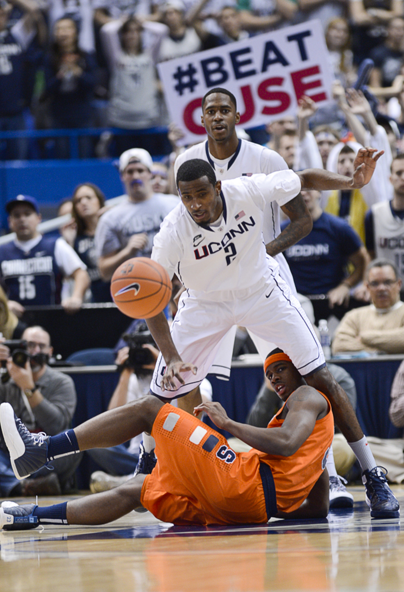 DOG DAYS: Syracuse unable to overcome barrage of 3s in final Big East meeting with Connecticut