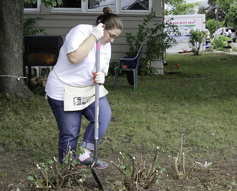 Volunteers, SU students improve local homes during Block Blitz