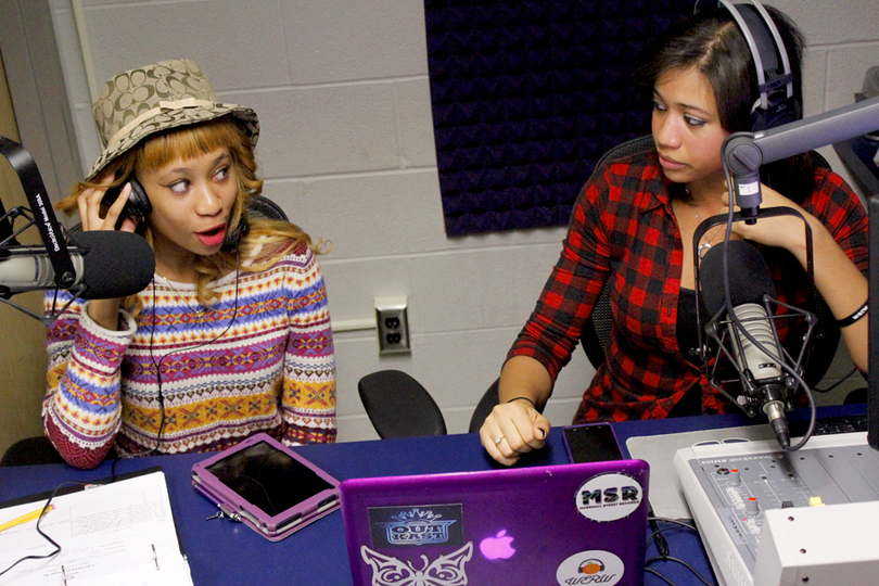 Students use radio show to promote R&#038;B music at SU