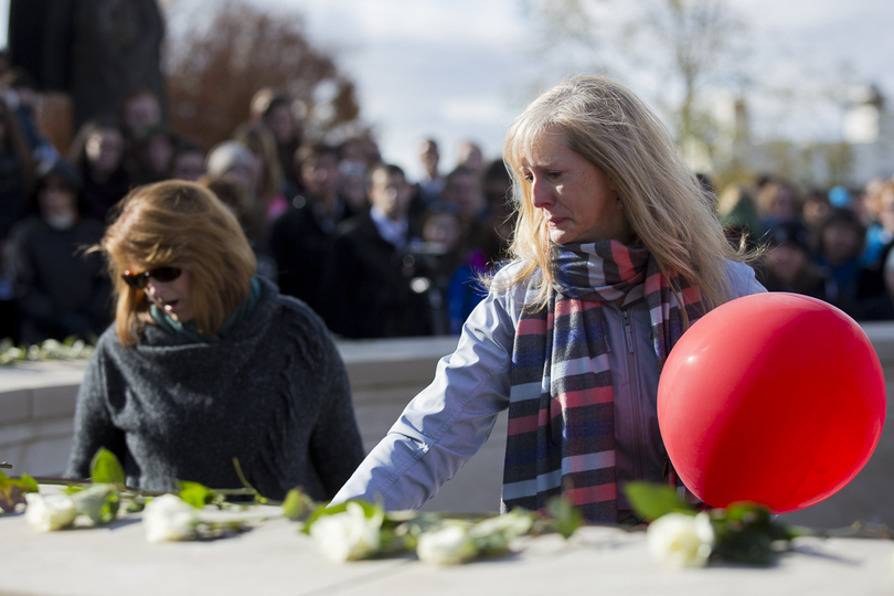 Remembrance Scholars, SU community honor victims of Pan Am Flight 103 at Rose Laying Ceremony