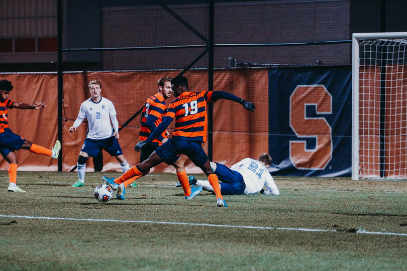 Syracuse capitalizes on offensive opportunities to advance in NCAA tournament