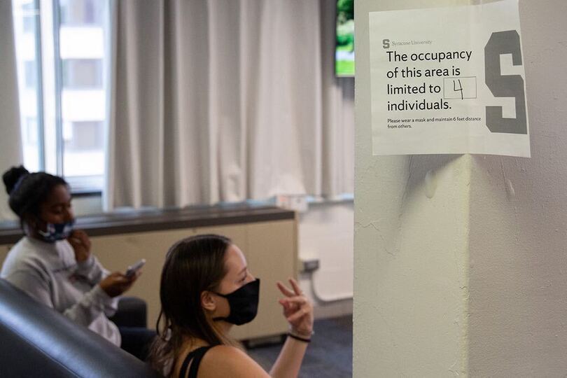 Students adjust to quarantine in SU dorms, socialize with new peers