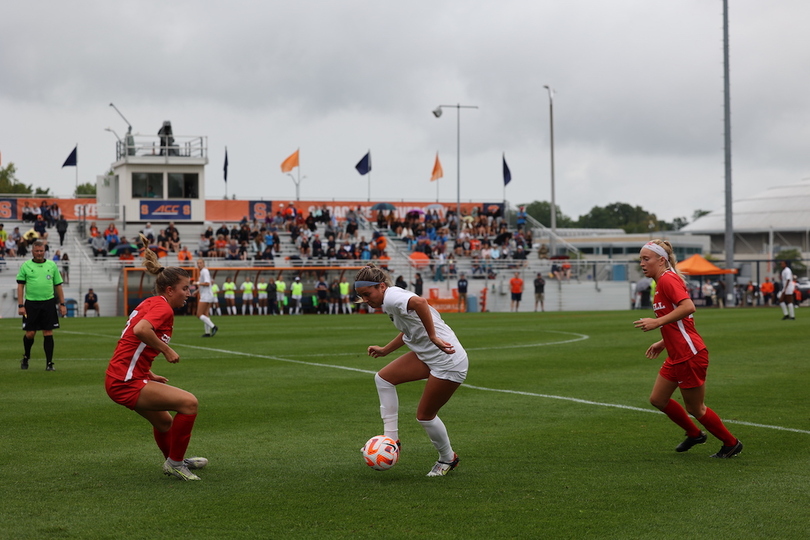 SU extends win streak to 6 in last nonconference match