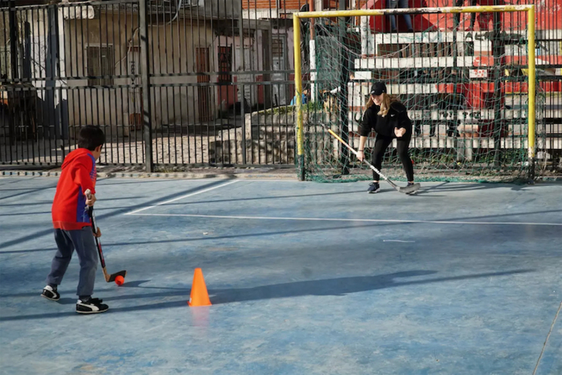 Sarah Thompson uses Sticks Together to teach hockey to underprivileged kids in Buenos Aires