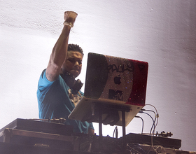 DJ Pauly D performs to swooning crowd with special effects, mixes of pop songs