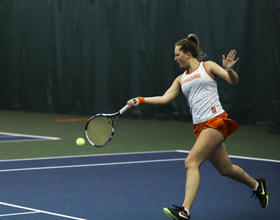 Gabriela Knutson defeats No. 14 Sinead Lohan, leads SU over No. 42 Miami, 4-3