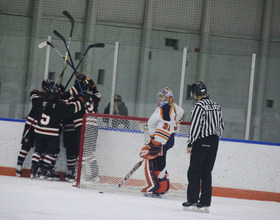 Syracuse controls 1st period, but loses to RIT, 7-4