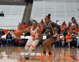 Teisha Hyman, Chrislyn Carr, press carry Syracuse to 20-5 run in 4th quarter