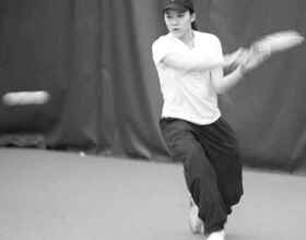 Tennis team earns weekend split