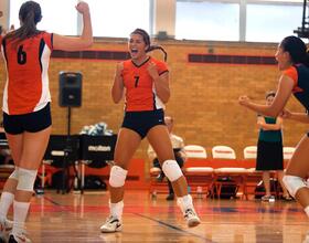 VB : Freshmen stand out in perfect opening weekend for SU