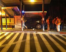 Range Rover crashes into Mount Olympus steps