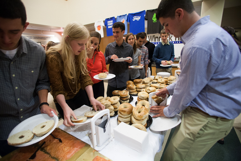 Gallery: With the end of Yom Kippur, students gather at Hillel to break fast