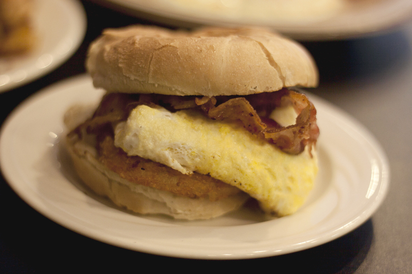 The breakfast club: Despite unconventional seating process, Mom&#8217;s delicious food makes for delightful dining experience