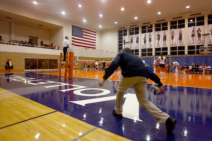 Stage crew: Syracuse club volleyball team assists women&#8217;s program for funding