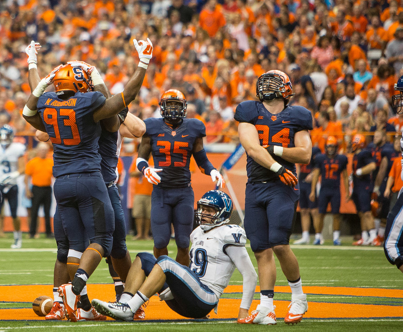 SNEAKING BY: Fake-field goal TD pass helps Syracuse past Villanova after Hunt&#8217;s ejection