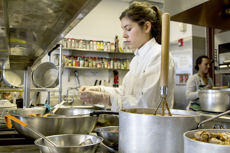 Falk students participate in pop-up food court dinner,  feature dishes by members of refugee and immigrant communities