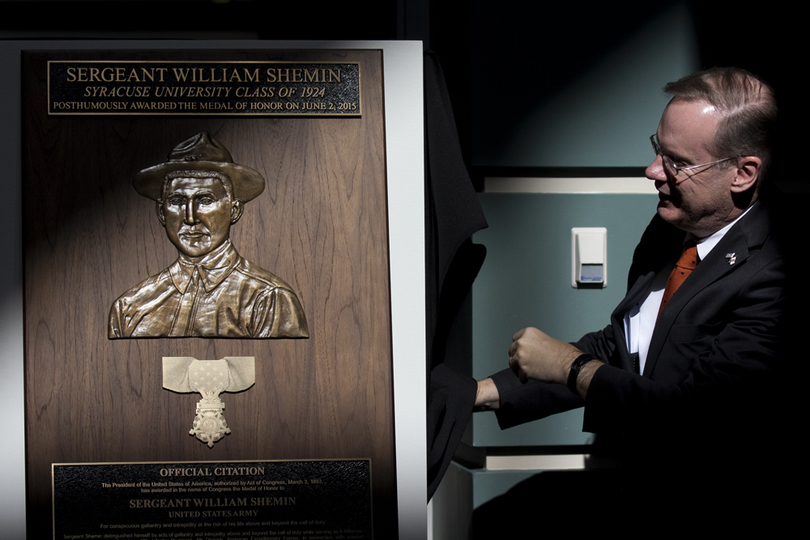 SU honors alumnus with plaque commemorating receipt of Medal of Honor