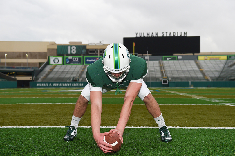 Legally blind long snapper Aaron Golub takes field for Tulane