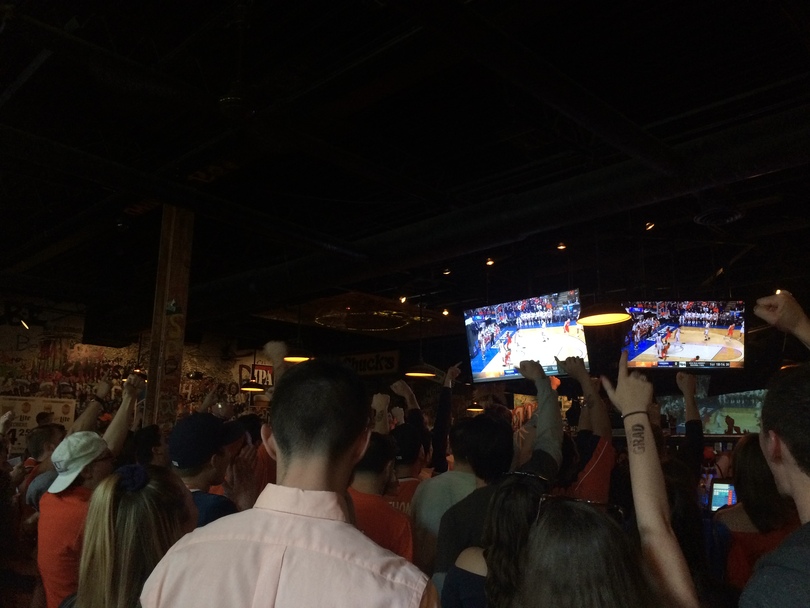 Syracuse University students fill Chuck&#8217;s Cafe to watch Syracuse men&#8217;s basketball Elite Eight game