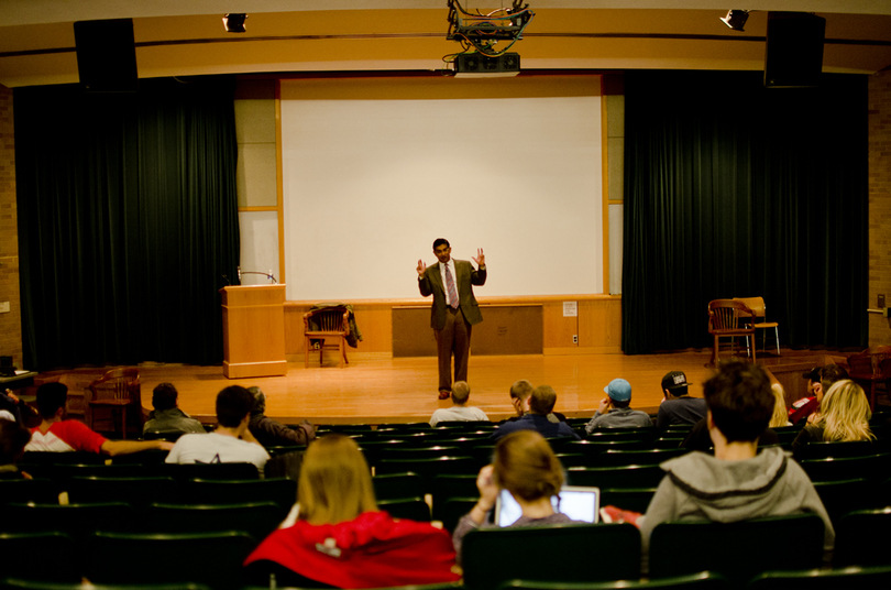 In lecture hosted by SU Republicans, conservative commentator Dinesh D’Souza says Trump &#8216;will bring some refreshing changes to America&#8217;