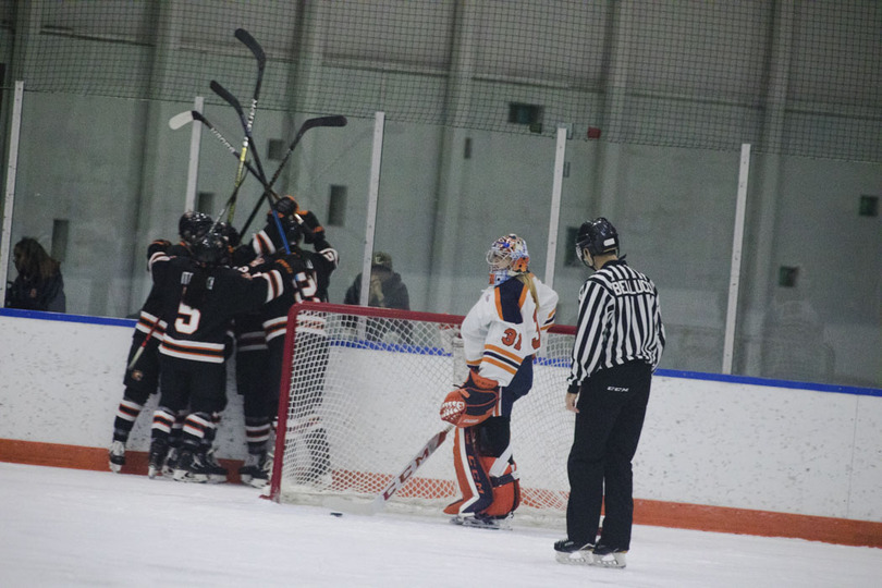 Syracuse controls 1st period, but loses to RIT, 7-4