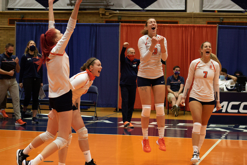 Syracuse uses 16 blocks to hold off Pittsburgh in 3-2 season-opening win