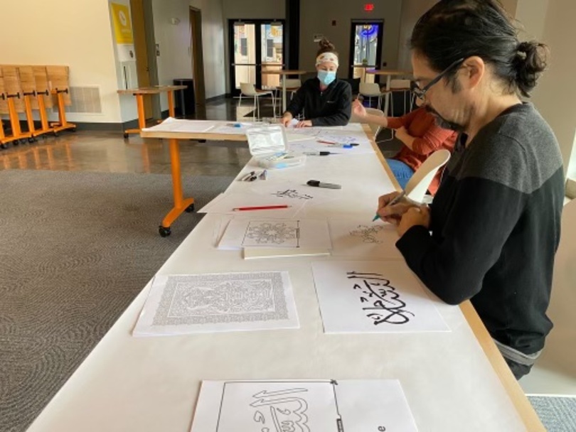 Artist educates city residents about Arabic community with calligraphy workshop