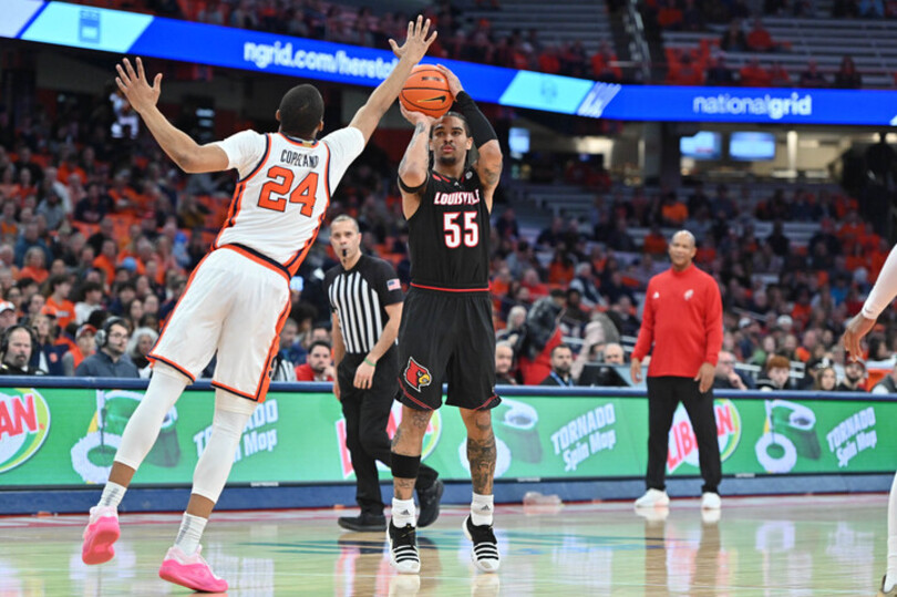 Syracuse reverts back to its patented zone defense in 94-92 win over Louisville